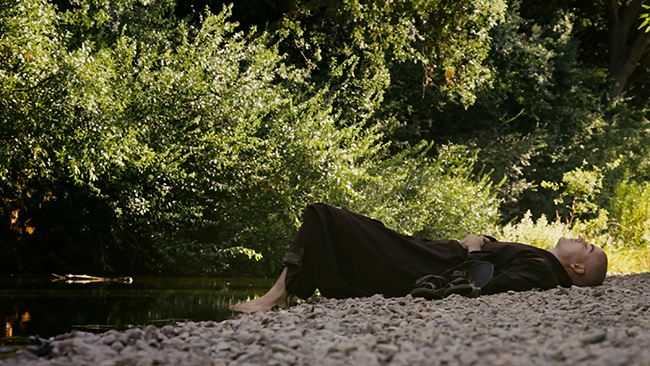 Br-Phap-Linh-meditating-by-river_┬®Speakit-Productions-Ltd