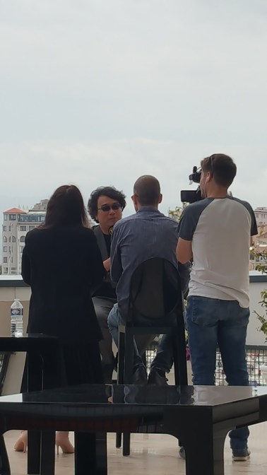 Bong John Hoo en interview, terrasse du Palais des Festival